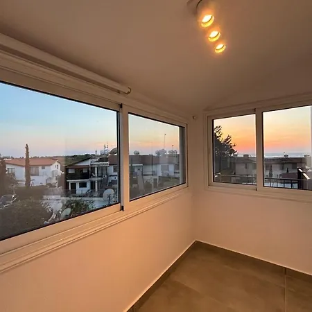 Venus Lighthouse 2br, Sea-view, Center 아파트 파포스