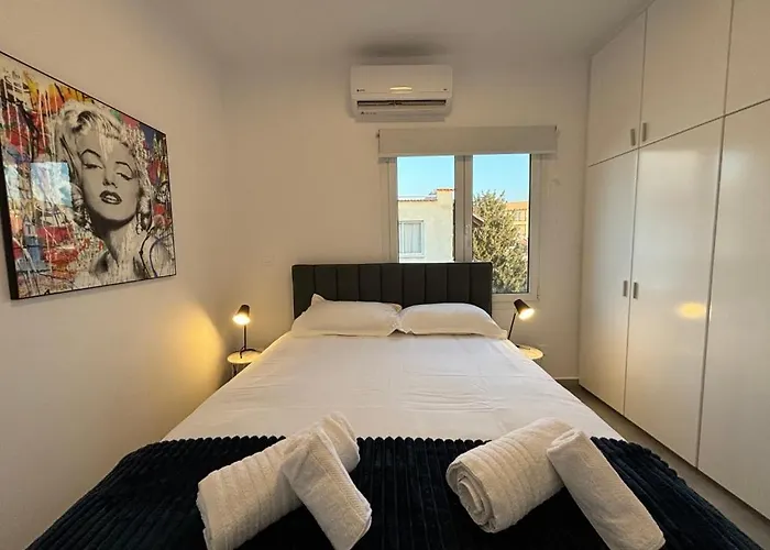 Venus Lighthouse 2b, Sea-view, Center パ フォス